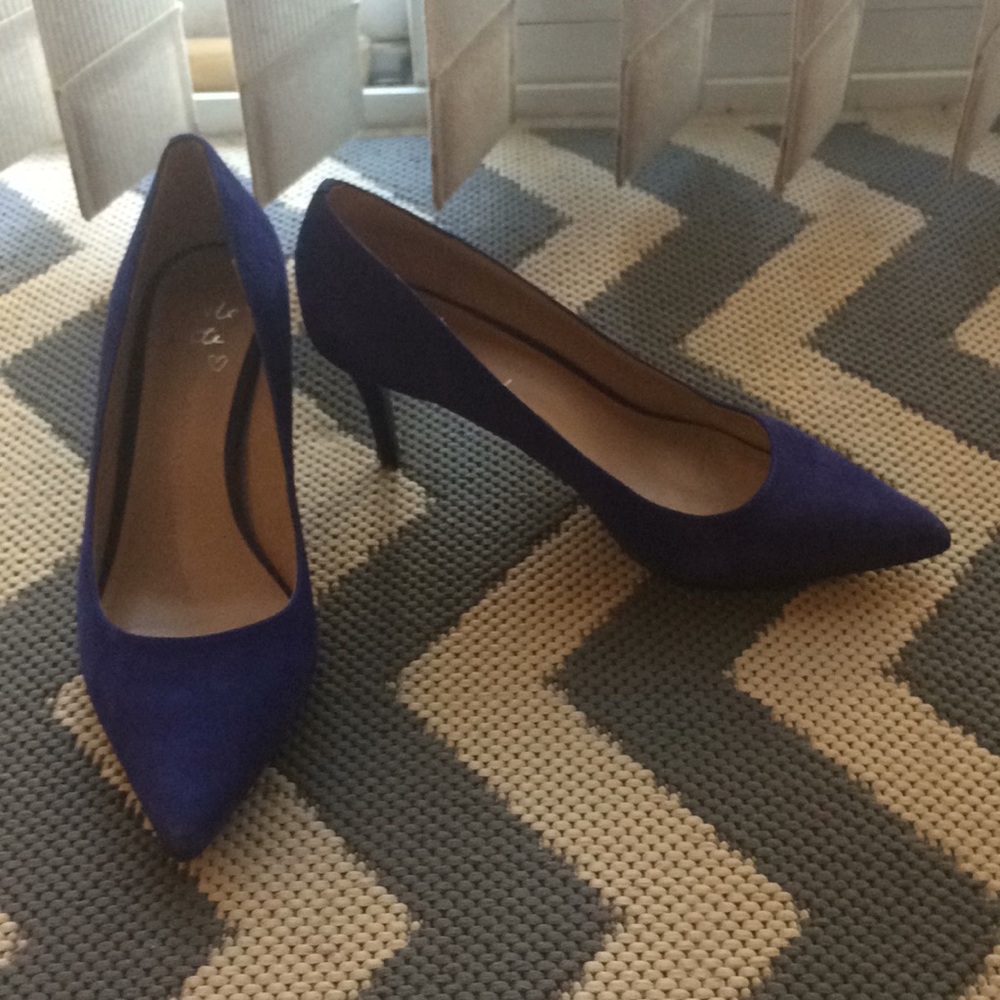 Gorgeous violet Banana Republic Madison 12 hour pumps.